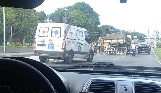 Duas pessoas ficam feridas em acidente na Avenida ACM