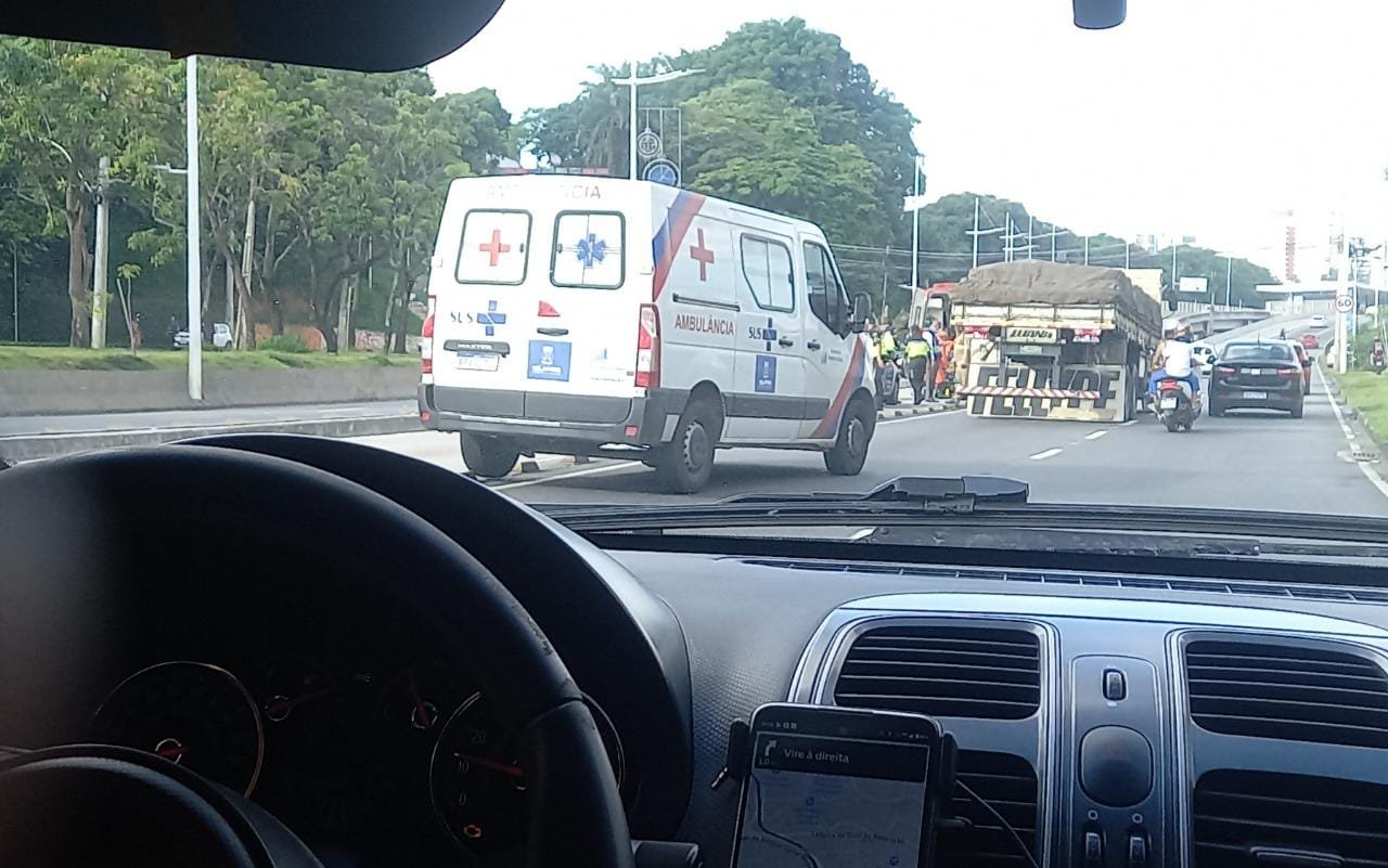 Duas pessoas ficam feridas em acidente na Avenida ACM