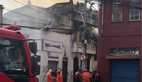 Incêndio atinge casarão na Baixa dos Sapateiros, em Salvador 