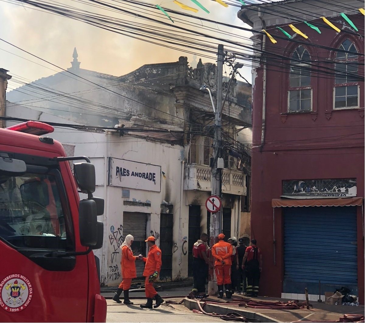 Incêndio atinge casarão na Baixa dos Sapateiros, em Salvador 