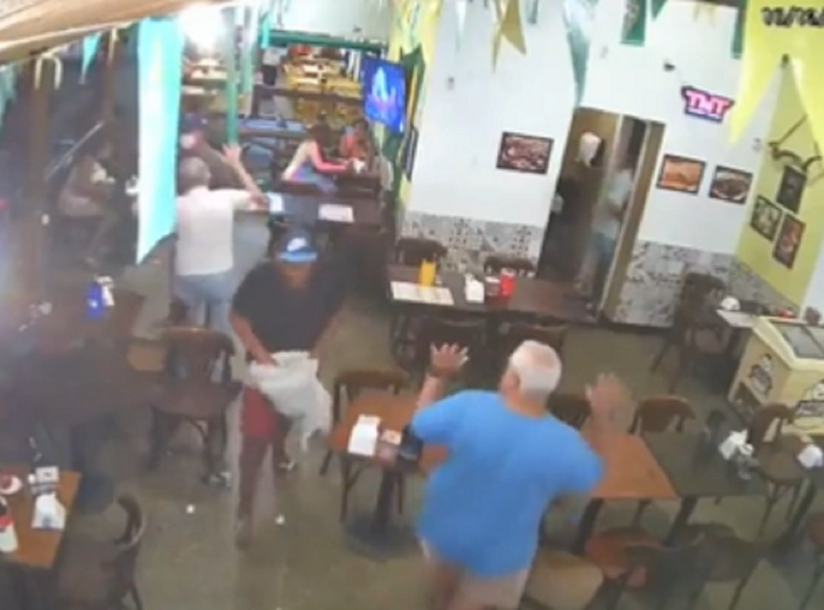 Bandidos promovem "arrastão" em bar no bairro da Pituba; veja vídeo