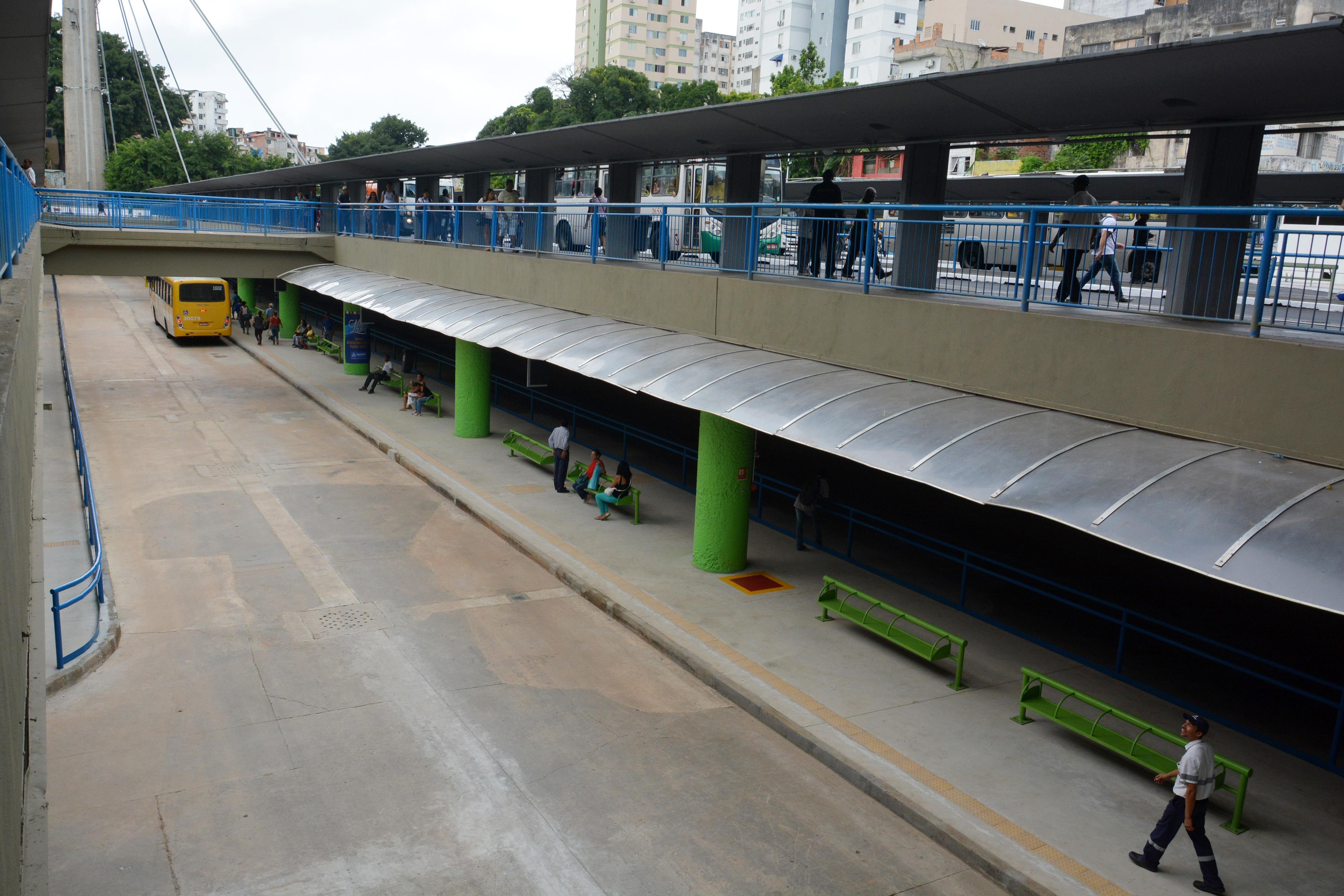 Cratera se abre no subsolo da Estação da Lapa; linhas têm pontos de embarque modificados