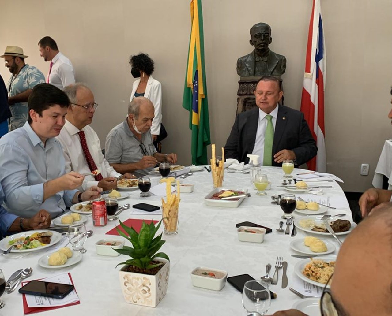 AL-BA propõe aumento de 44% do salário do governador, confirma Adolfo Menezes