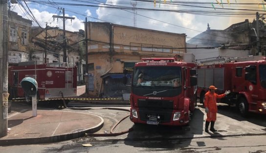 Imóveis atingidos por incêndio são demolidos na Baixa dos Sapateiros 