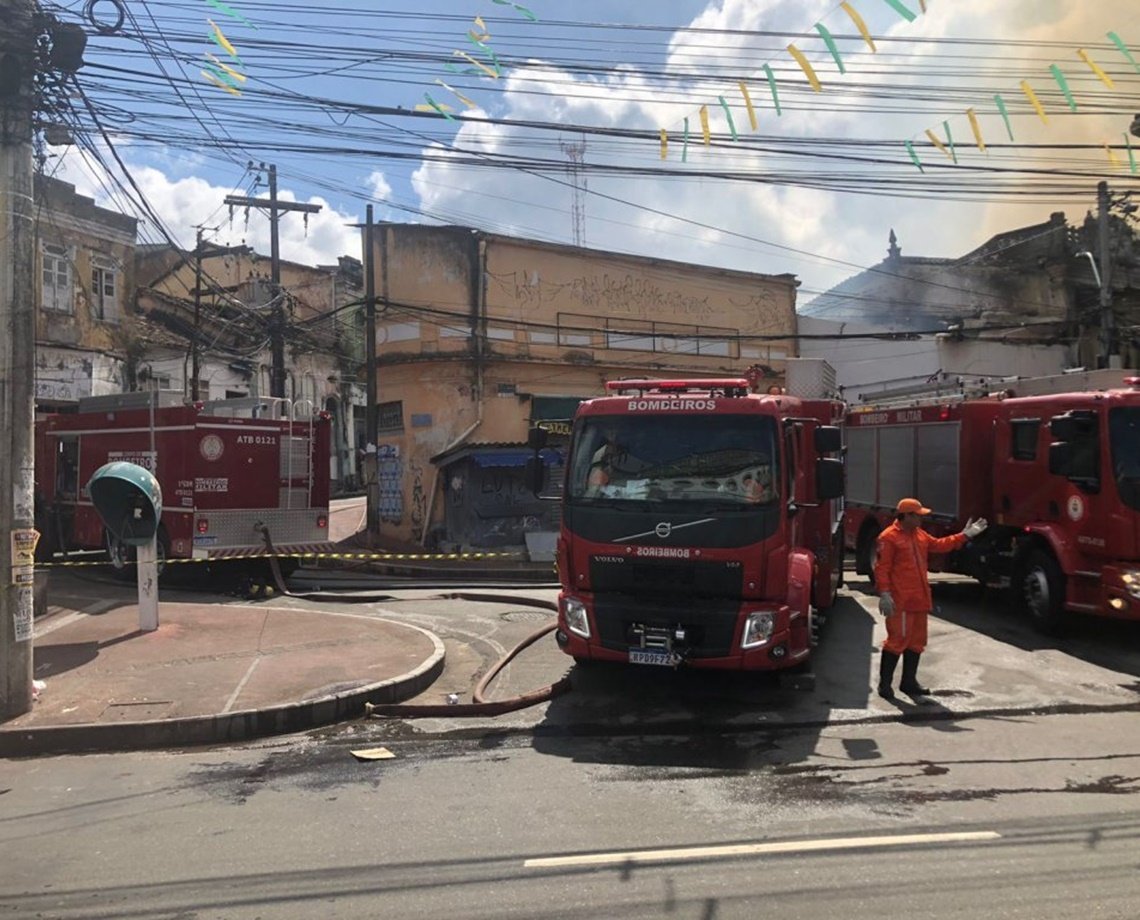 Imóveis atingidos por incêndio são demolidos na Baixa dos Sapateiros 