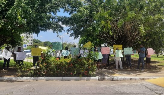 Pacientes com problemas renais protestam em frente à Sesab e pedem unidade de diálise