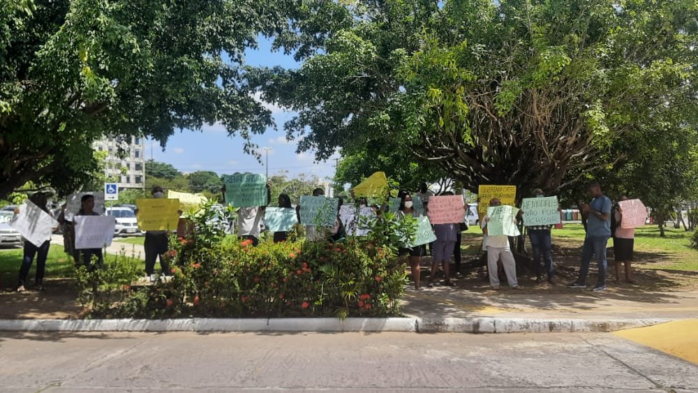 Pacientes com problemas renais protestam em frente à Sesab e pedem unidade de diálise