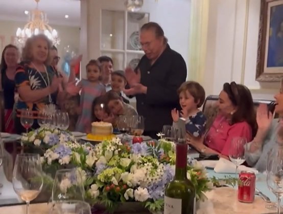 Silvio Santos comemora aniversário de 92 anos acompanhado de familiares