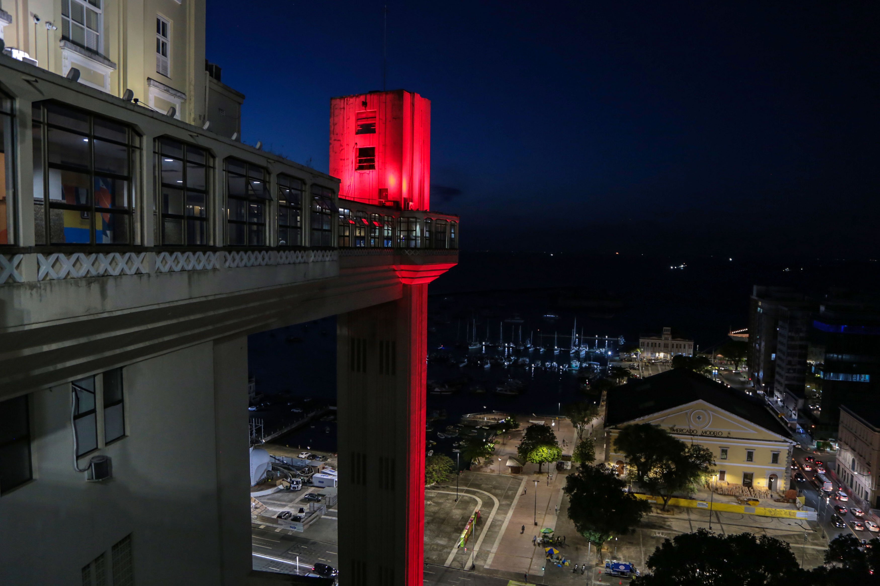 Saiba porque o Elevador Lacerda e o Vitaduto do BRT estão vermelhos