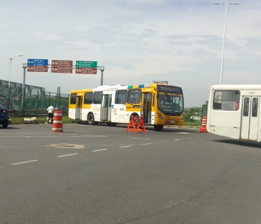 Suposto explosivo é deixado dentro de ônibus em estação de Salvador