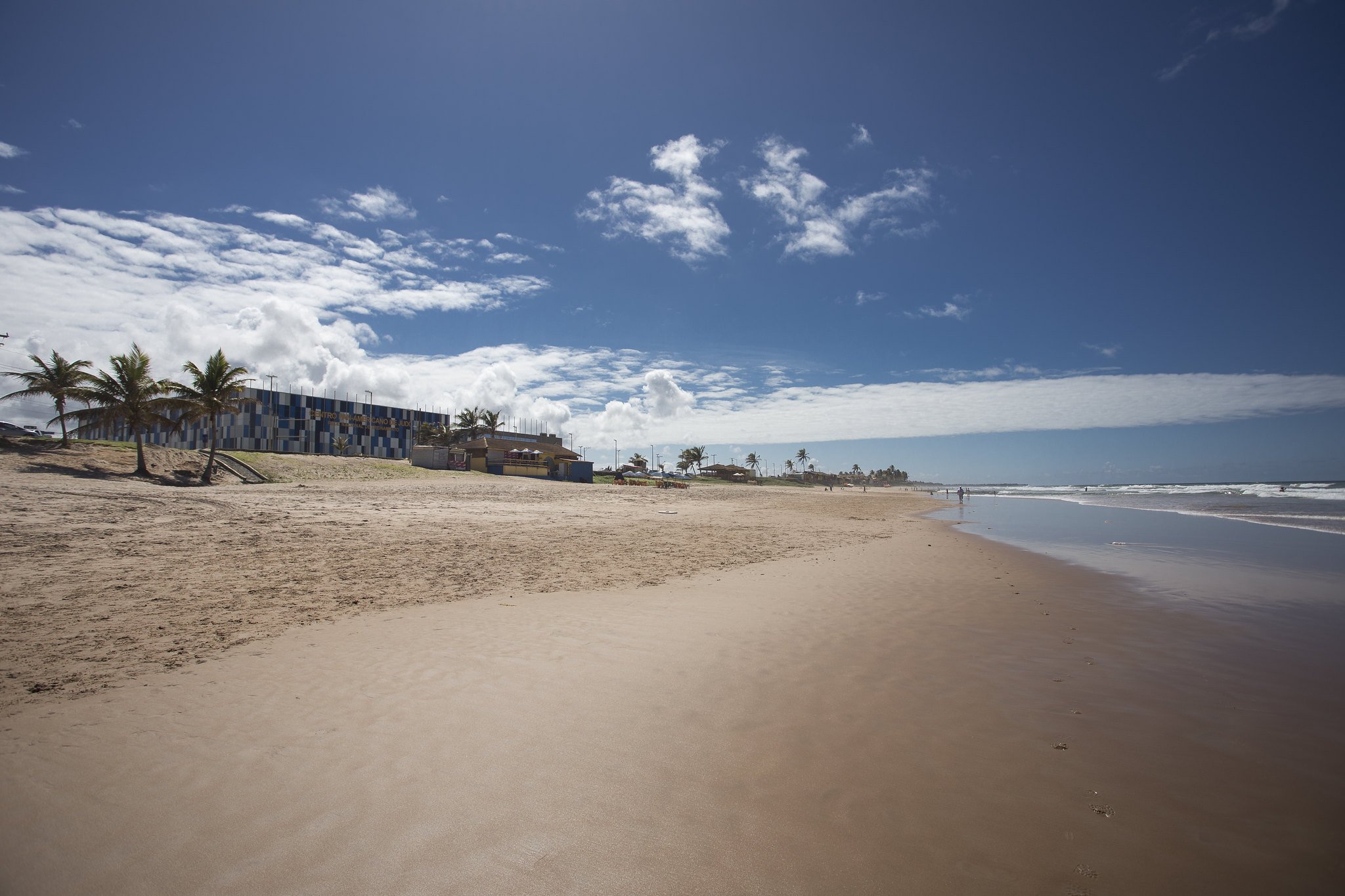 Projeto leva ações educativas e de limpeza para a Praia de Ipitanga, em Lauro de Freitas, neste sábado