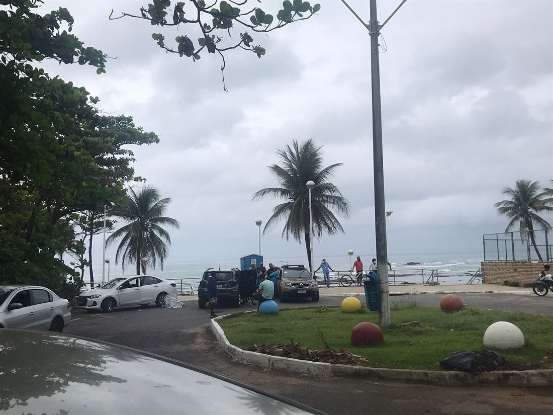 Homem é vítima de latrocínio e câmera flagra ação de bandido, em Itapuã 