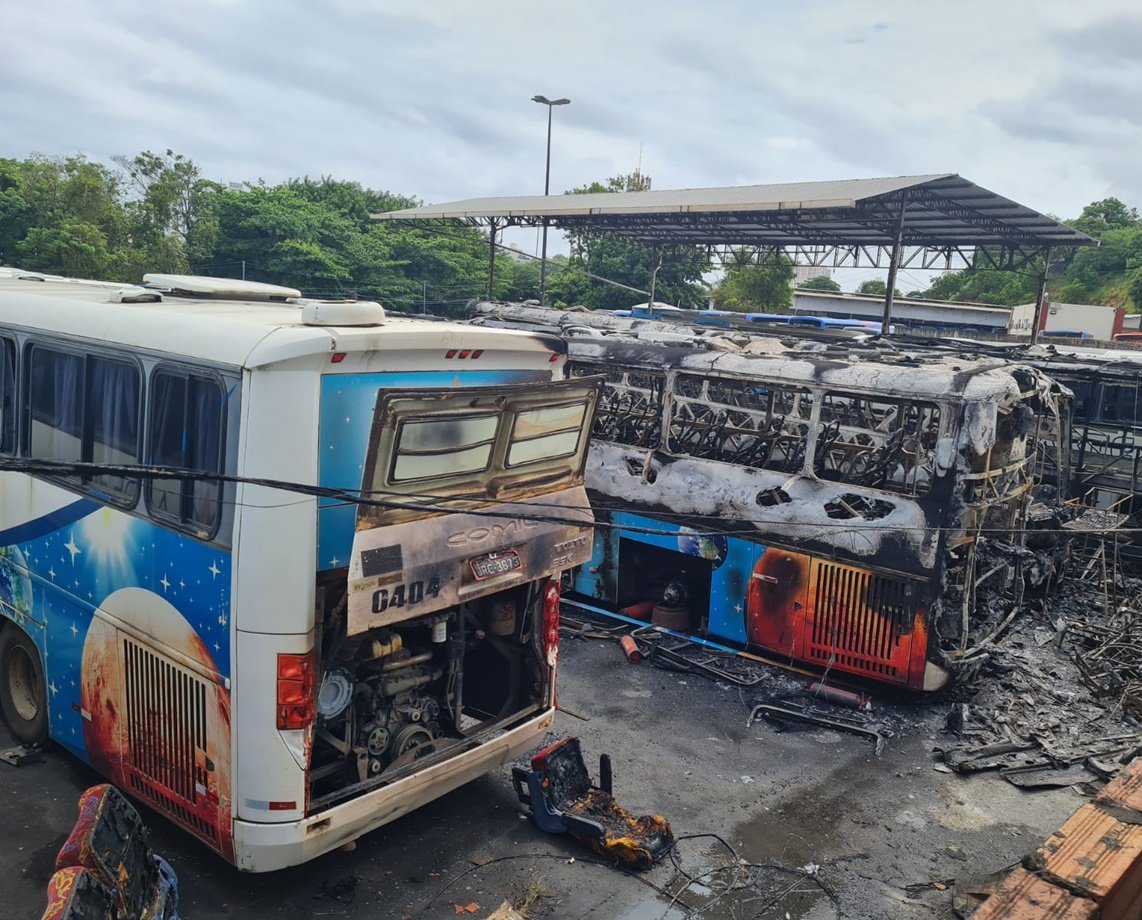 Ônibus são atingidos por incêndio em garagem próxima a Rodoviária de Salvador; veja vídeo