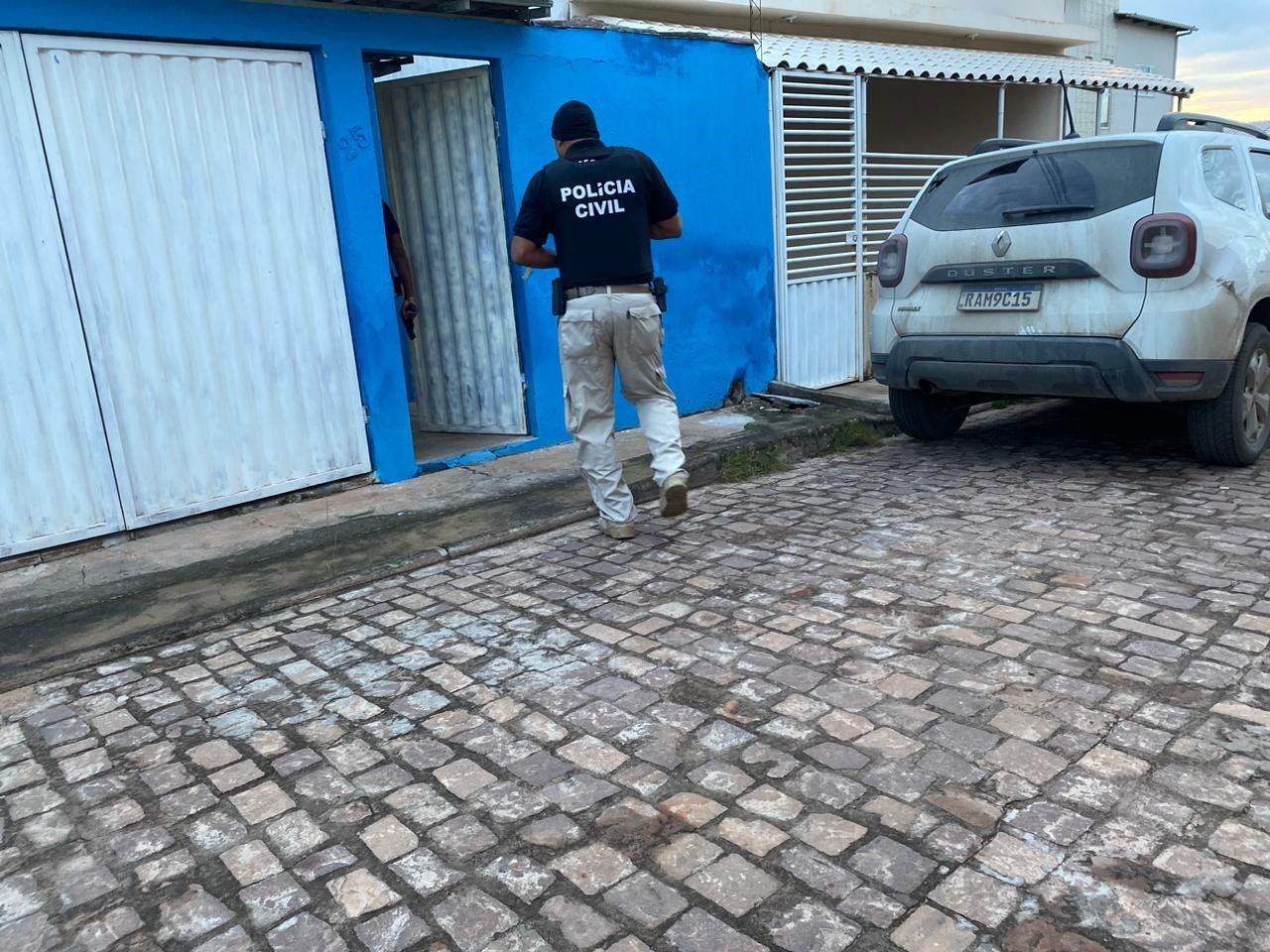 Dupla suspeita de atuar em milícia é alvo de operação policial na Bahia