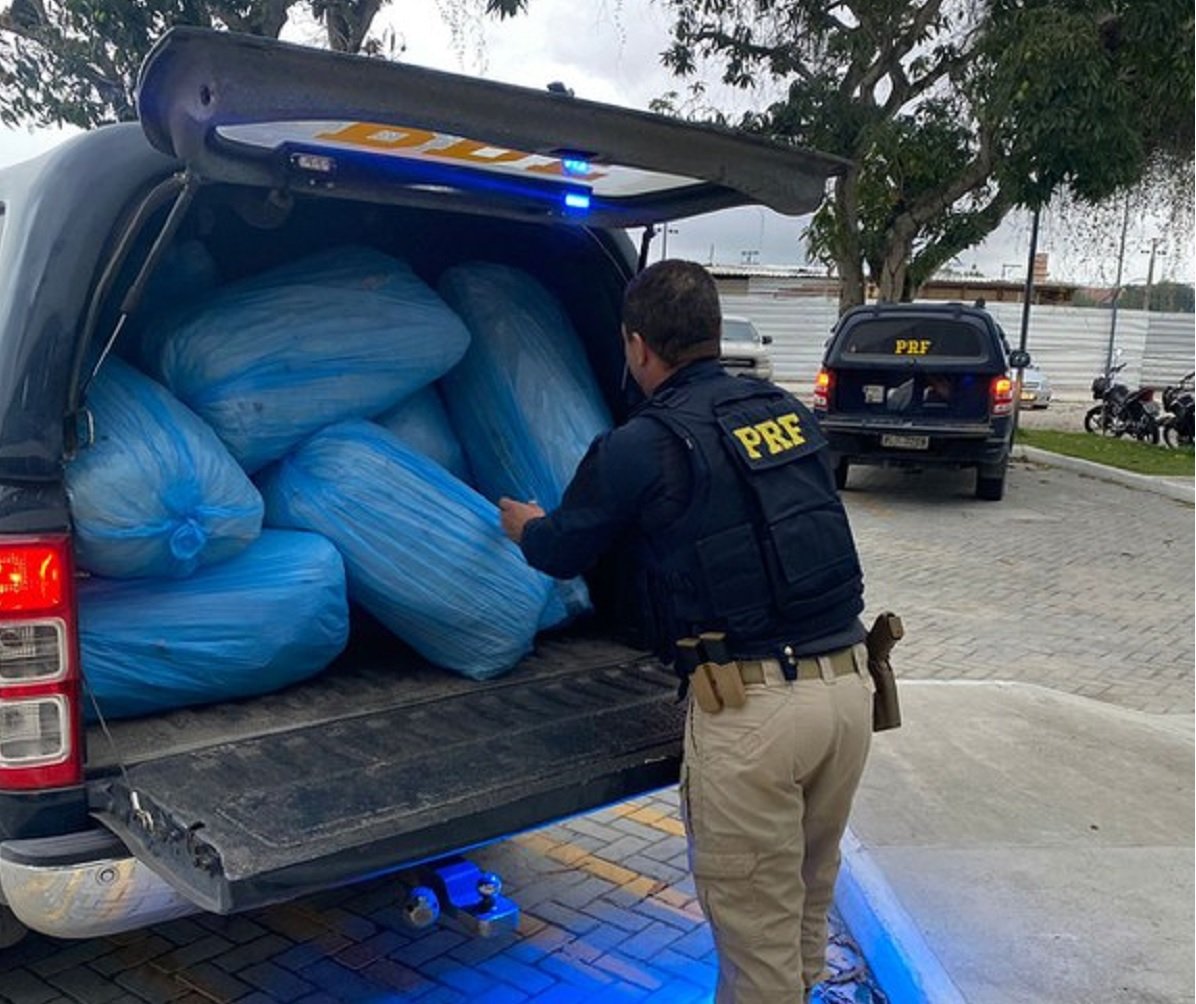 PRF apreende 167 kg de maconha em uma picape na cidade de Feira de Santana