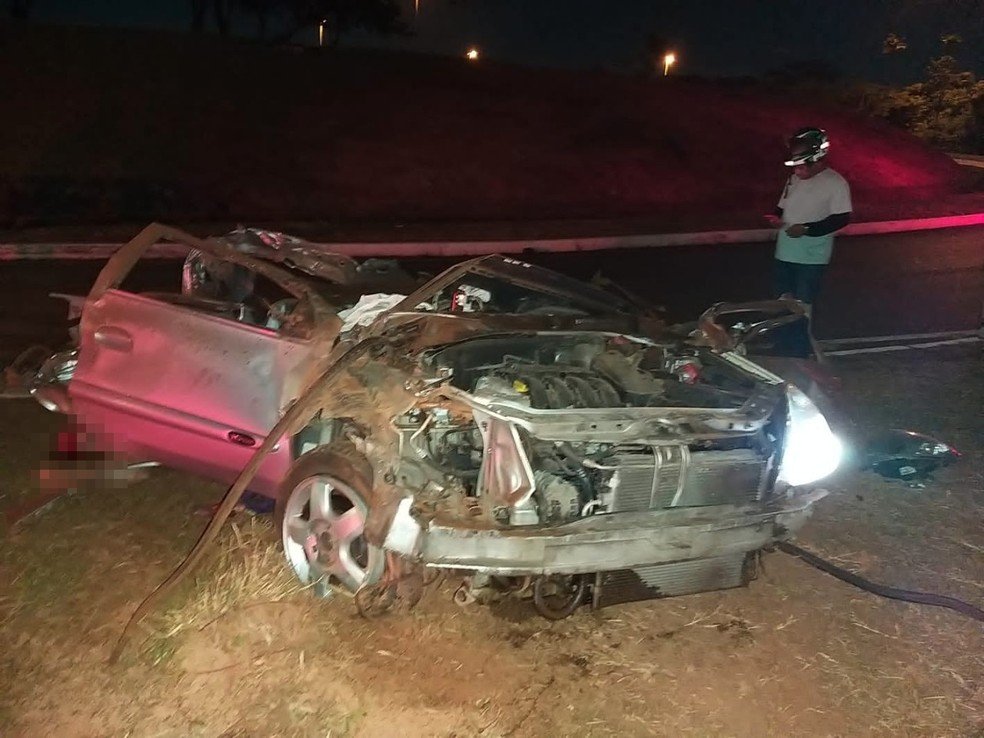 Três jovens morrem em capotamento na Avenida Paralela na madrugada deste domingo