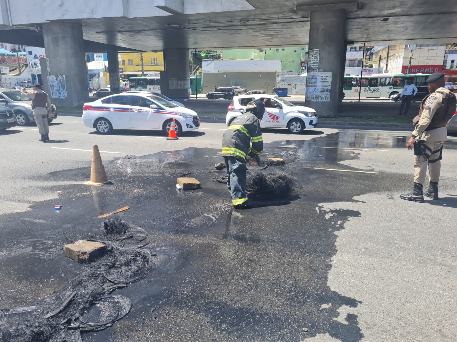 Família faz apelo por regulação e protesto causa lentidão na Av. Bonocô; veja vídeo