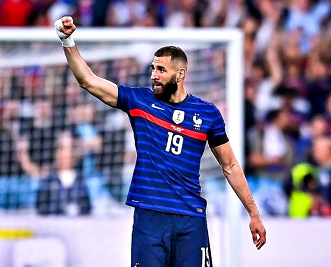 Após ficar de fora da Copa, Benzema posta mensagem enigmática e indica aposentadoria da seleção francesa