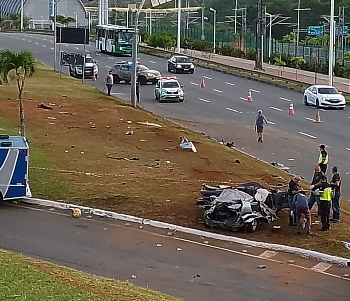 Três jovens morrem após capotamento de veículo na Avenida Paralela em Salvador 