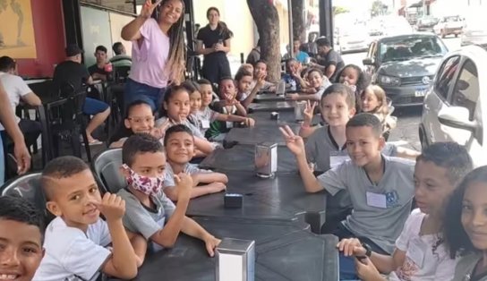 Professora pede desconto e dono de restaurante dá refeição completa e gratuita a alunos de escola carente; vídeo