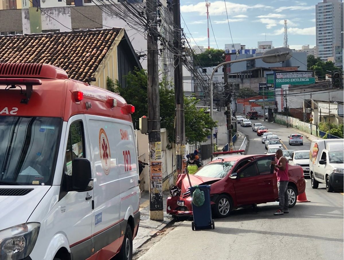 Idoso passa mal, perde controle da direção de carro e colide veículo com poste em Brotas