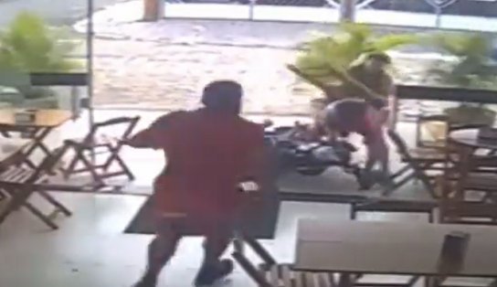 De voadora! Vítimas reagem a assalto e bandidos são agredidos em sorveteria; veja vídeo