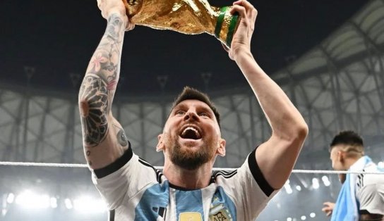 Messi dedica taça da Copa do Mundo a Maradona: "torceu por nós lá do céu"