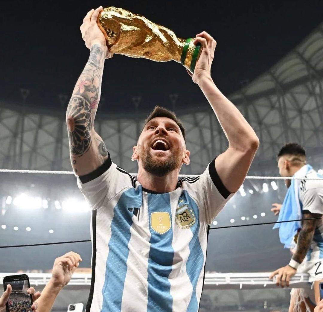 Messi dedica taça da Copa do Mundo a Maradona: "torceu por nós lá do céu"