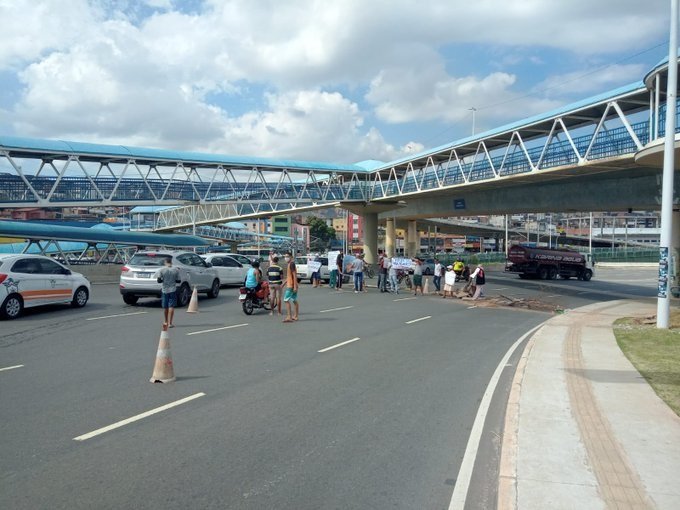 Protesto trava Avenida Tancredo Neves, na altura do Shopping da Bahia