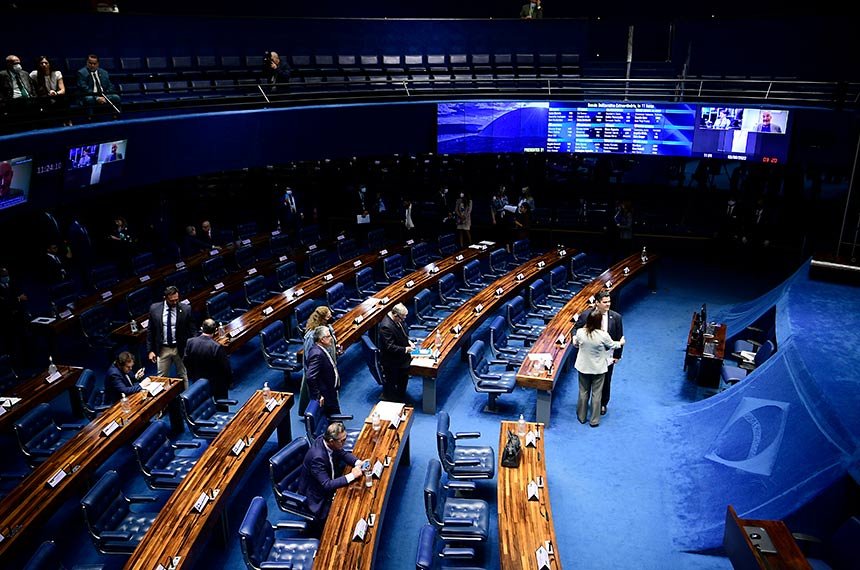 Senado aprova PEC que viabiliza piso salarial da enfermagem