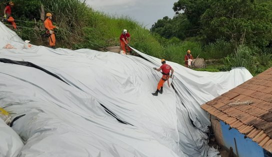 Chuvas: bombeiros colocam lona em encostas para evitar deslizamentos em Medeiros Neto 