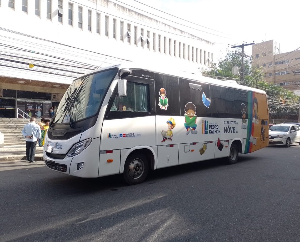 Biblioteca Anísio Teixeira será reaberta com dois novos ônibus da biblioteca móvel