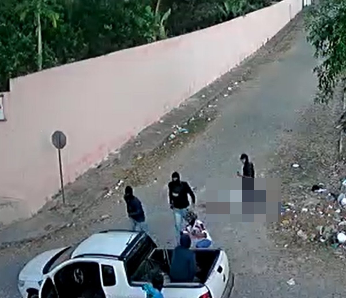 Vídeo flagra seis homens encapuzados executando homem com 19 tiros na Bahia; criança também acabou atingida 