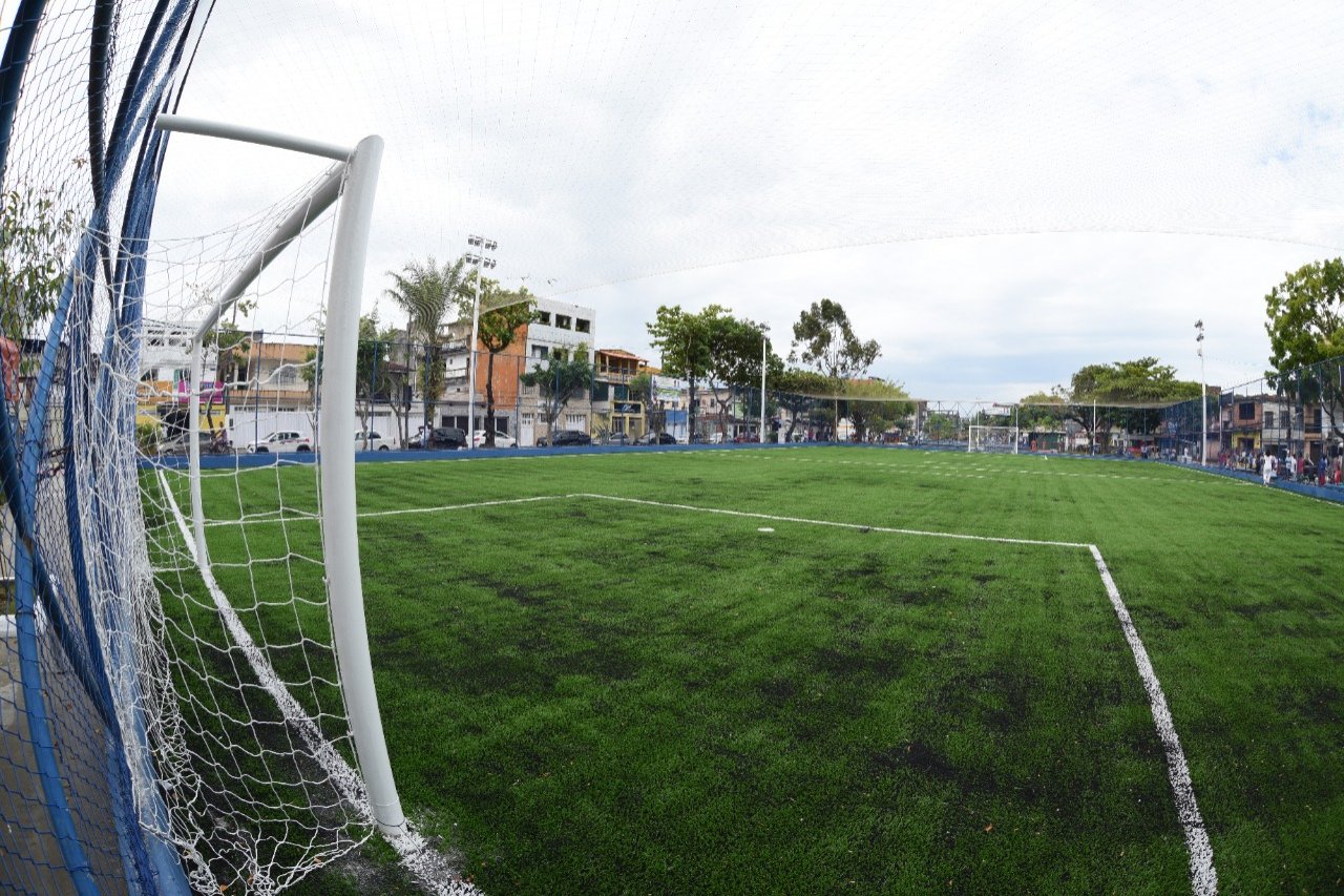 Moradores de Periperi recebem novo campo de futebol neste natal