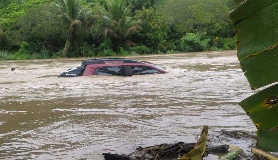 Chuvas na Bahia: Rio Jiquiriçá Mirim transborda e carro é coberto pela água