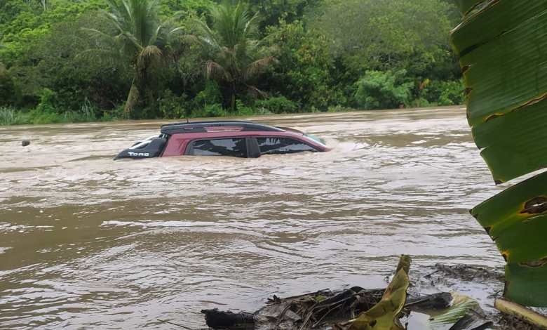 Chuvas na Bahia: Rio Jiquiriçá Mirim transborda e carro é coberto pela água