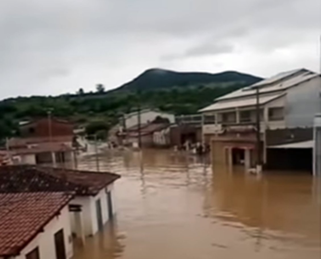 Chuvas na Bahia deixam quase 2 mil pessoas desabrigadas