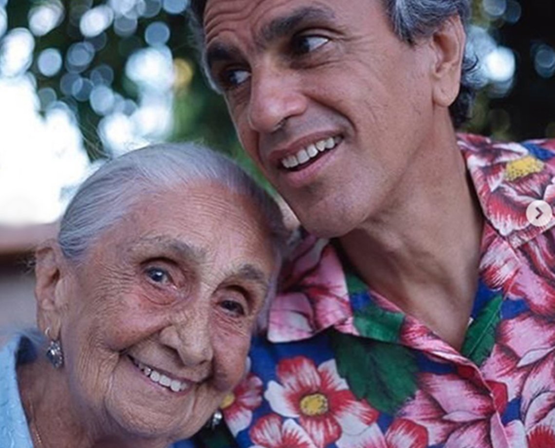 "Dia de festa e luto": Caetano Veloso relembra dez anos de falecimento da mãe, Dona Canô