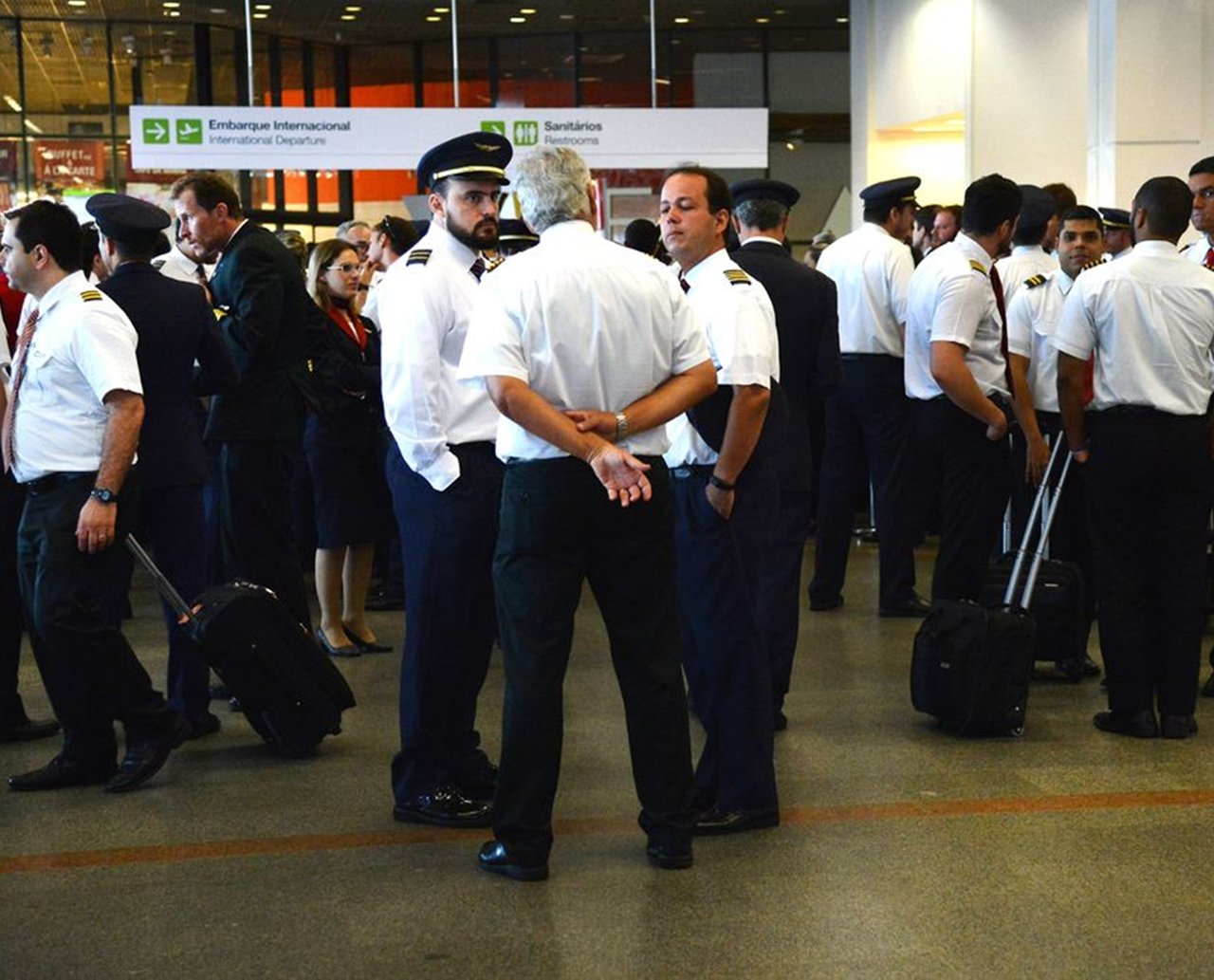 Aeronautas aprovam proposta das empresas e encerram greve