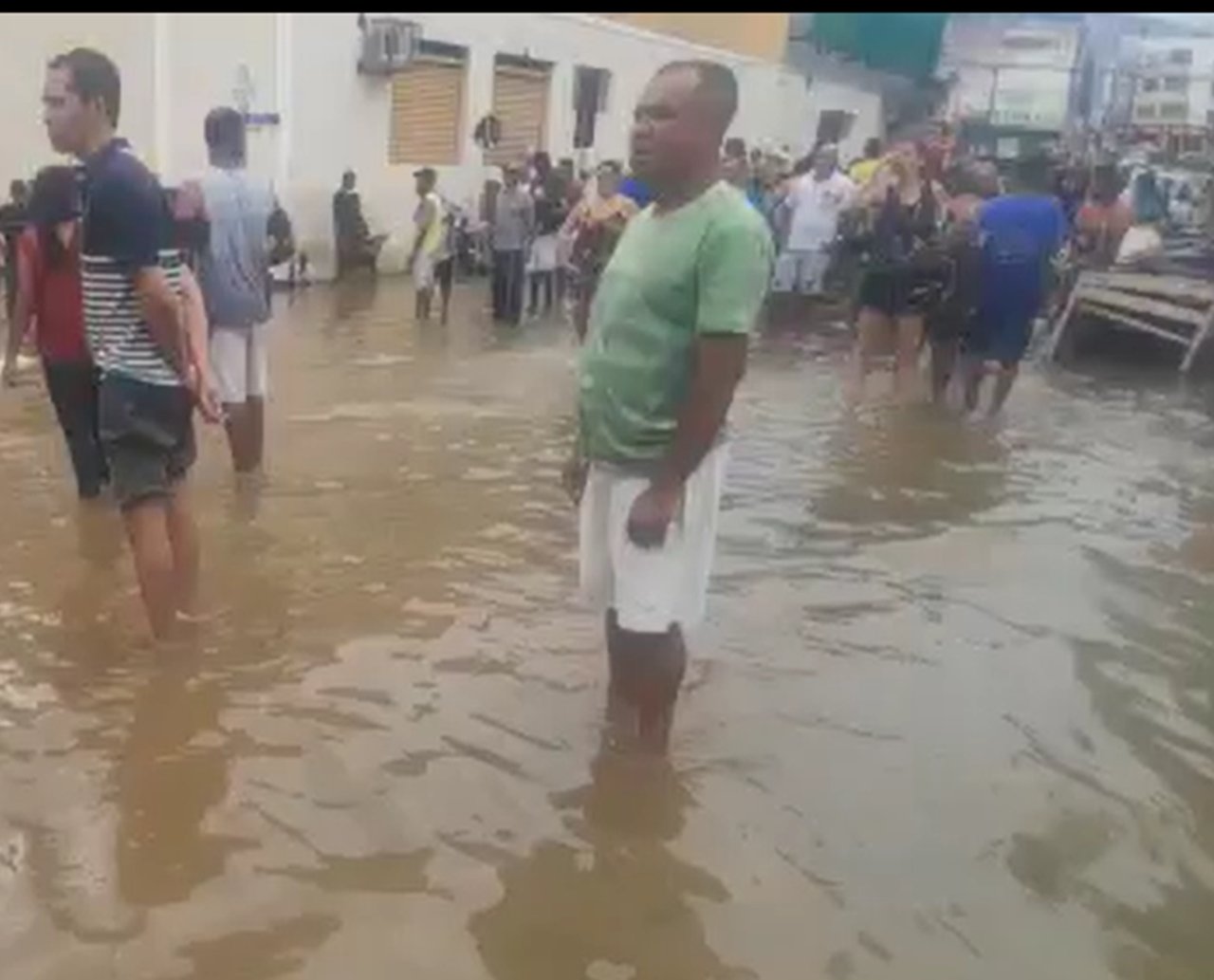 Rio transborda e alaga parte de Jequié; prefeito pede que pessoas fiquem em casa; veja