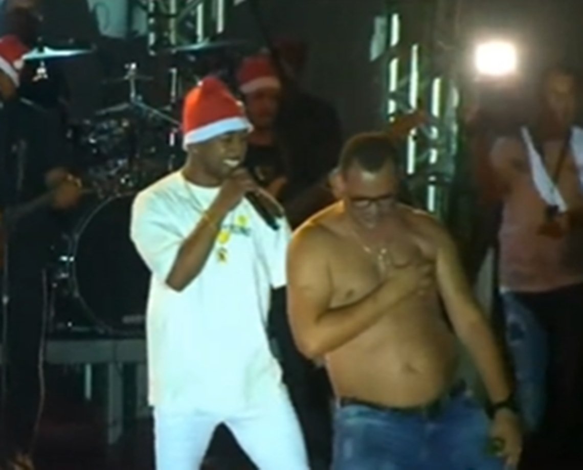 "Delicinha": prefeito de cidade baiana rouba a cena ao dançar sem camisa em show de arrocha; vídeo