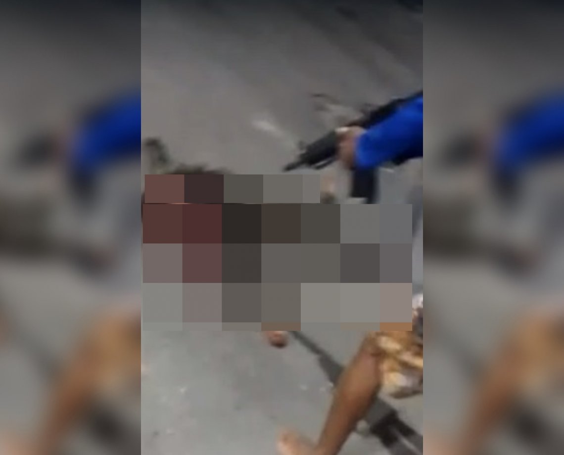 Como "prêmio", traficantes exibem corpo de rival por bairro de Salvador e filmam tudo; fuzil é usado