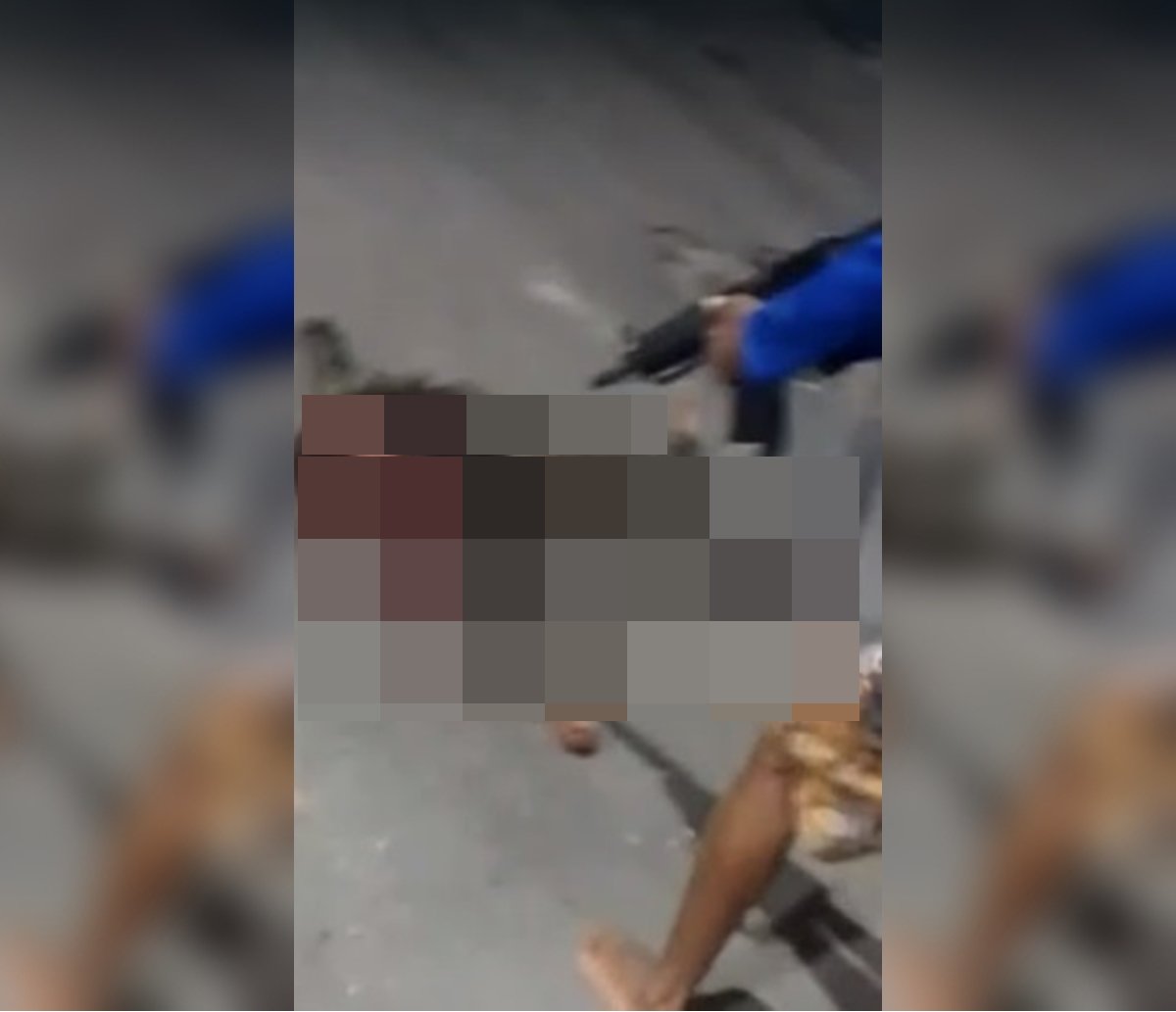 Como "prêmio", traficantes exibem corpo de rival por bairro de Salvador e filmam tudo; fuzil é usado