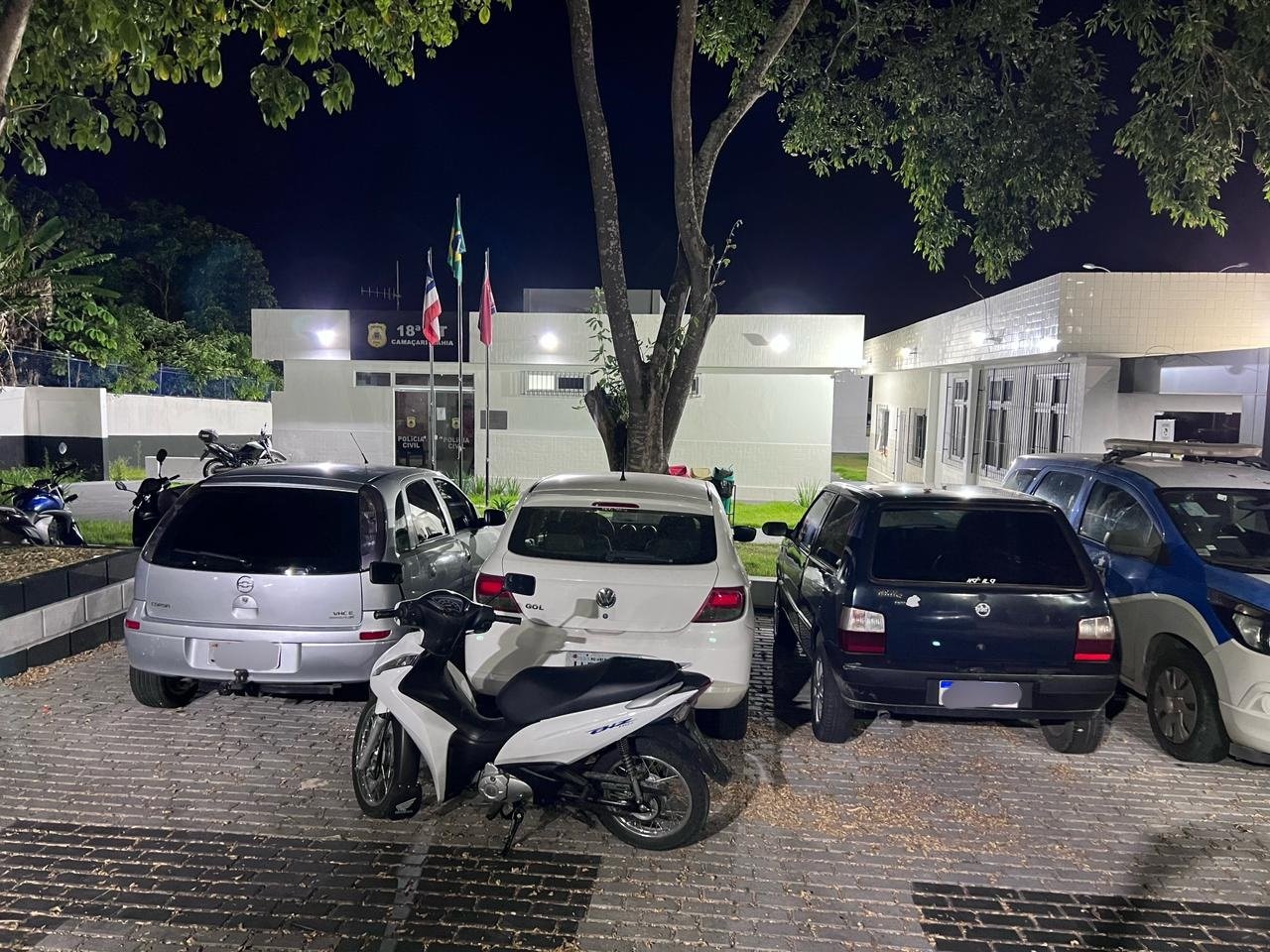 Homens são presos por receptação de veículos roubados e alteração de placas em Salvador