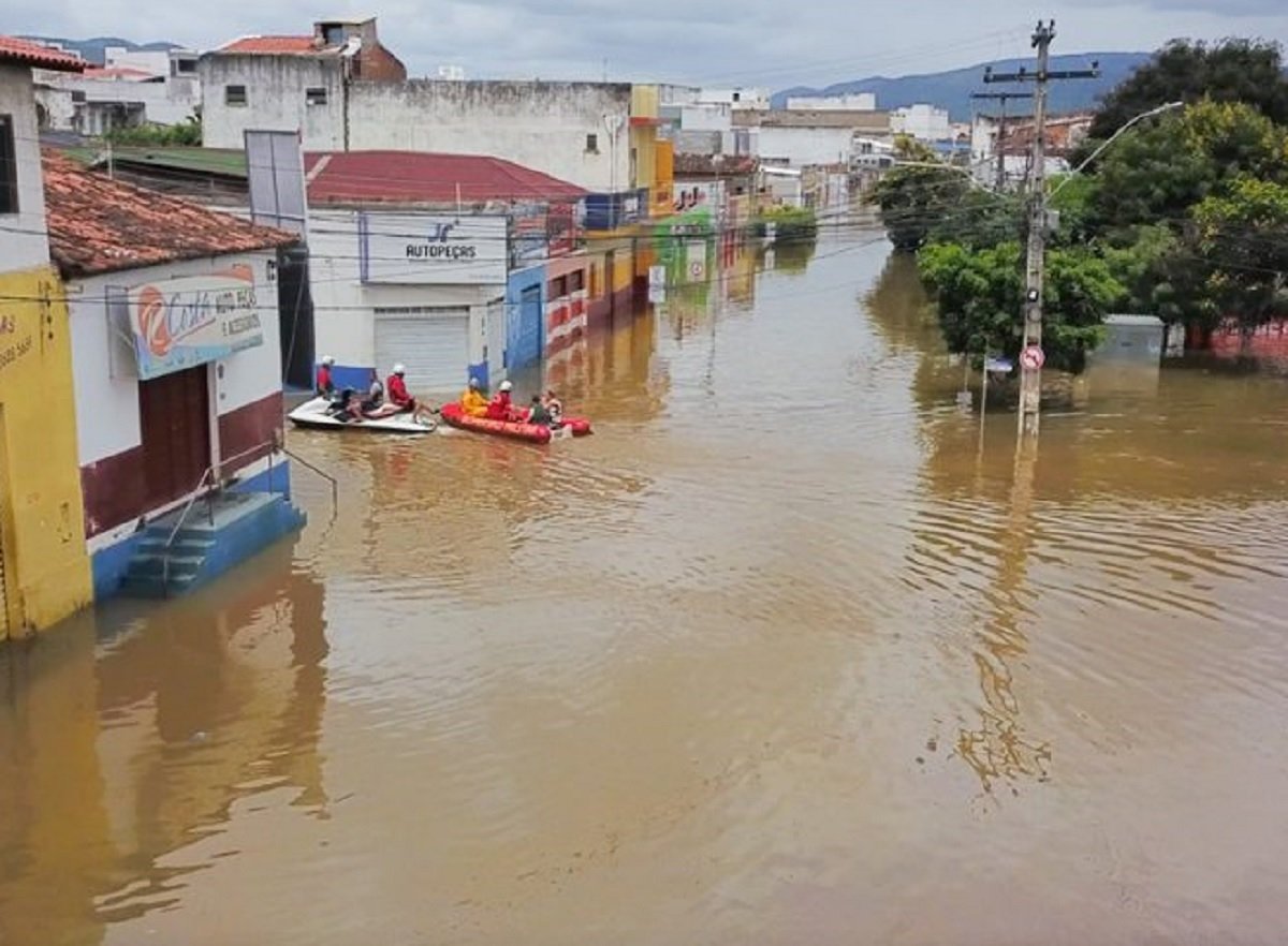 Após enchentes, Jequié está em alerta para risco de contaminação por leptospirose