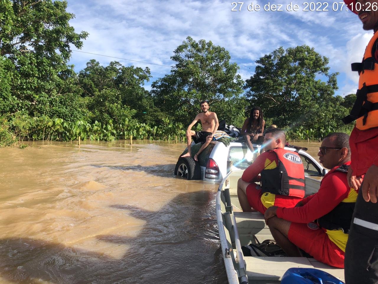 Vítimas são resgatadas de inundamentos em Canavieiras e Itacaré, na Bahia