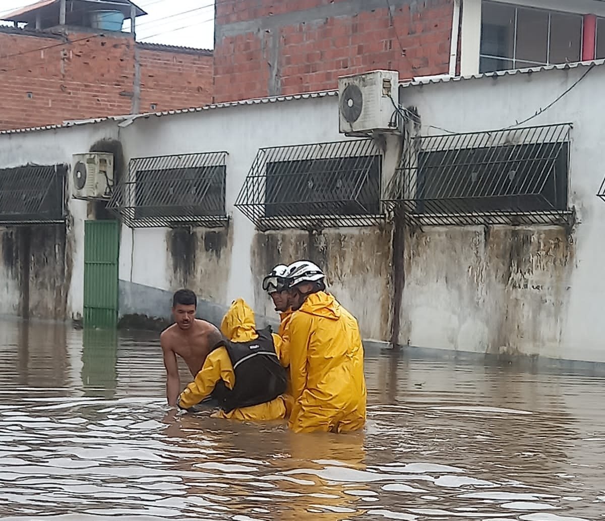 Homem que precisava fazer hemodiálise e estava preso em alagamento é socorrido por bombeiros na Bahia