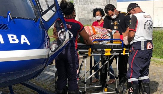 Vítima de AVC, idosa de 96 anos é socorrida da ilha de Vera Cruz para Salvador de helicóptero 