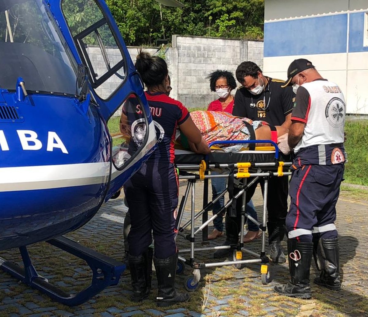 Vítima de AVC, idosa de 96 anos é socorrida da ilha de Vera Cruz para Salvador de helicóptero 