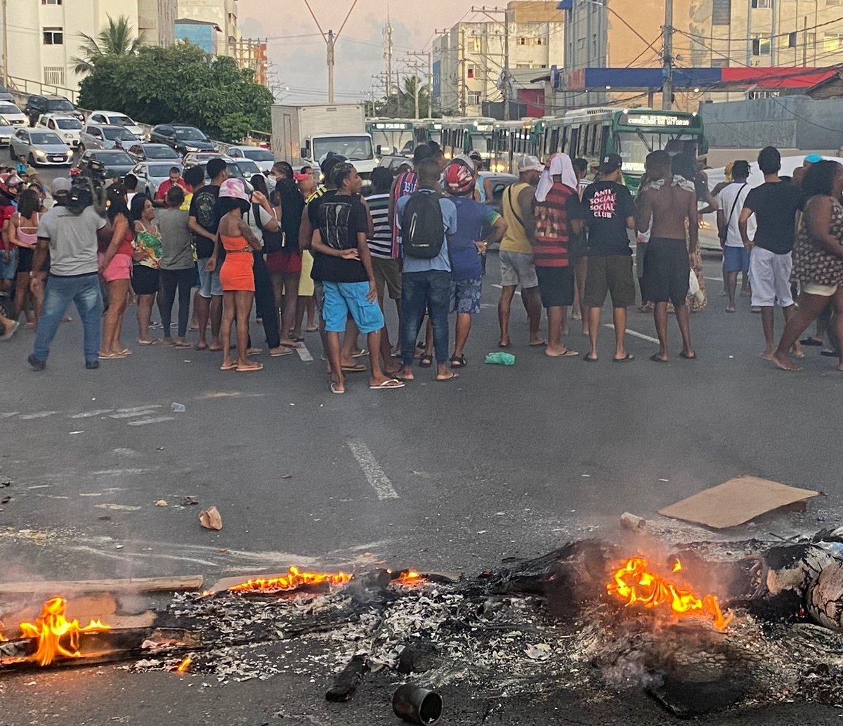 Jovem baleado durante o Natal morre em Salvador; familiares e amigos protestam 